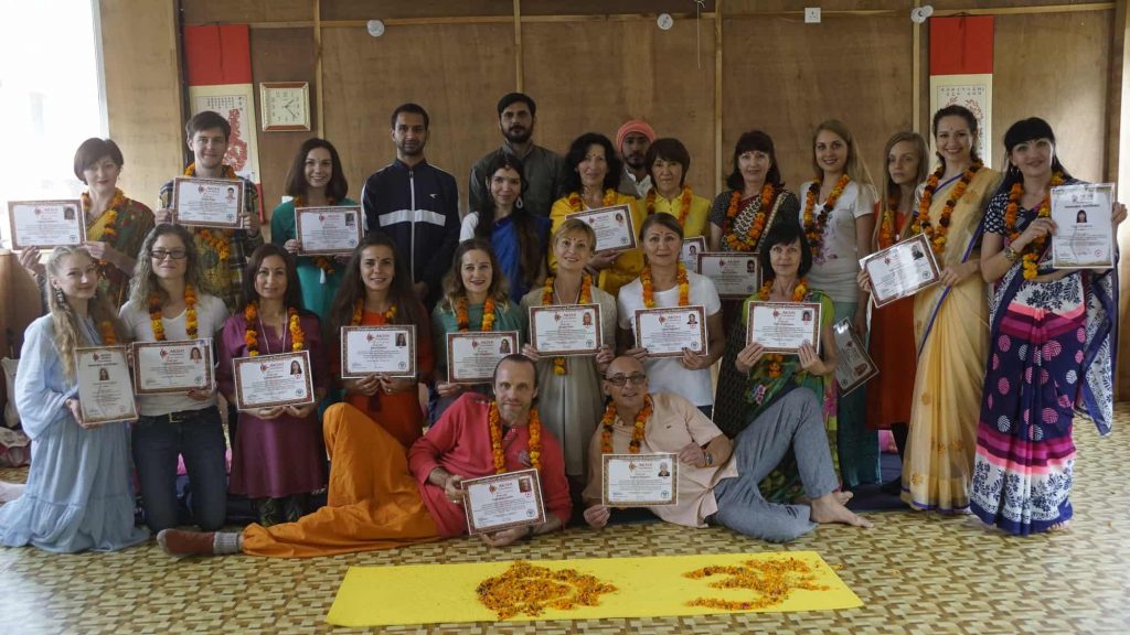 200 hr yoga teacher in rishikesh