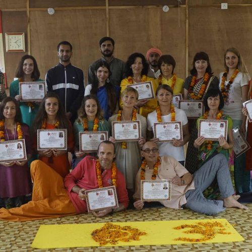 200 hr yoga teacher in rishikesh